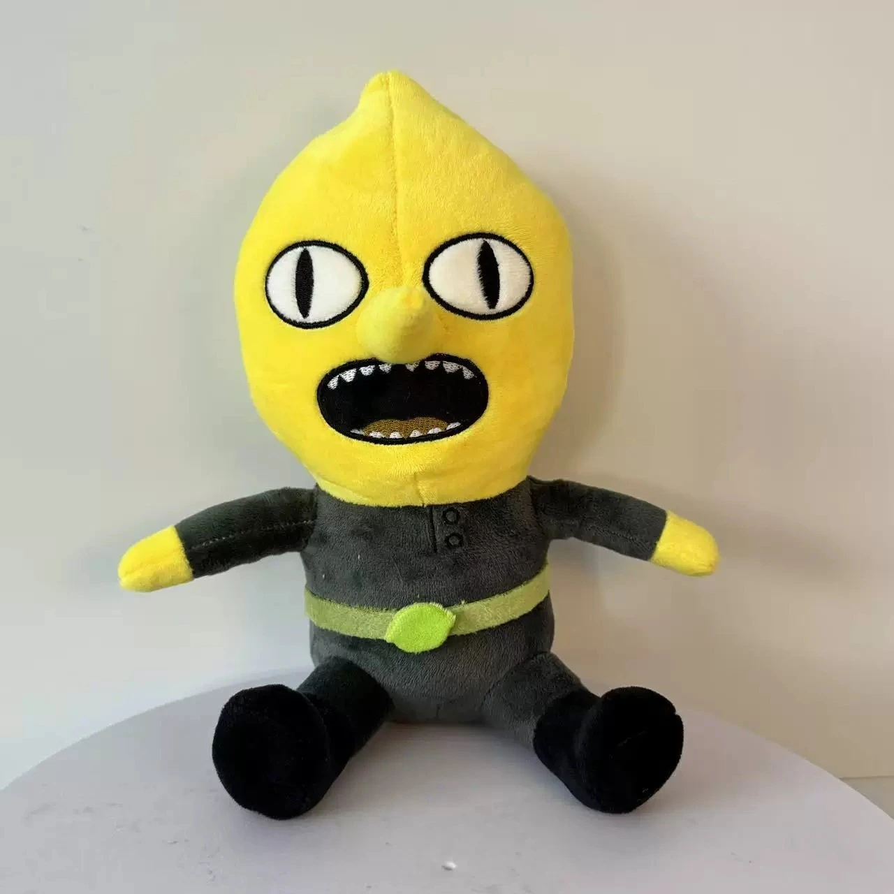 Peluche Lemongrab de 25 cm, diseño de personaje de Hora de Aventuras, ideal para coleccionar y regalar. 1