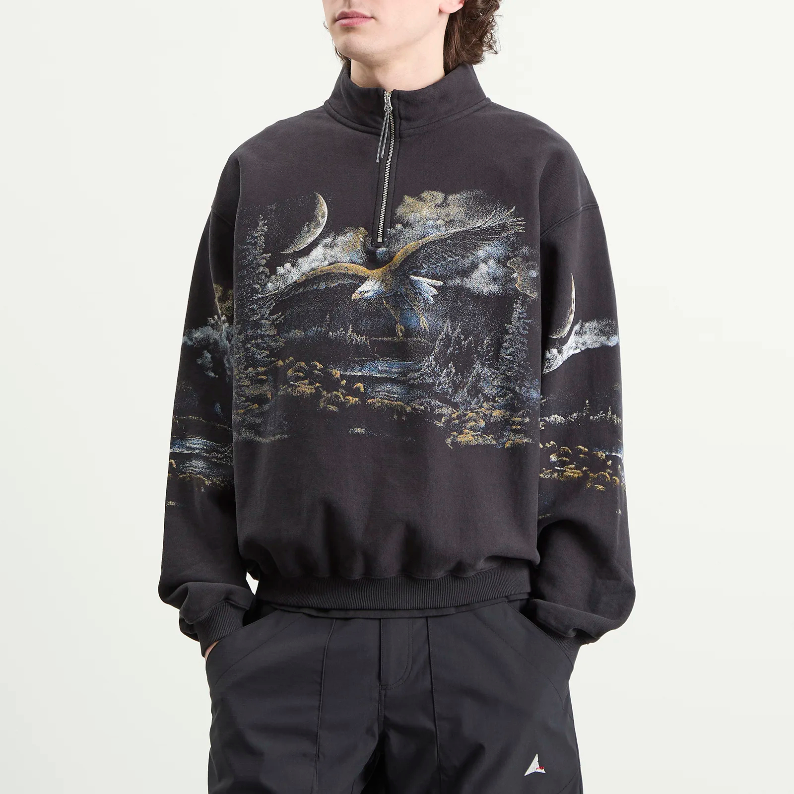 男女通用水洗黑色420克重100%純棉半拉鍊漏斗領衛衣，飾有老鷹提花圖案 1