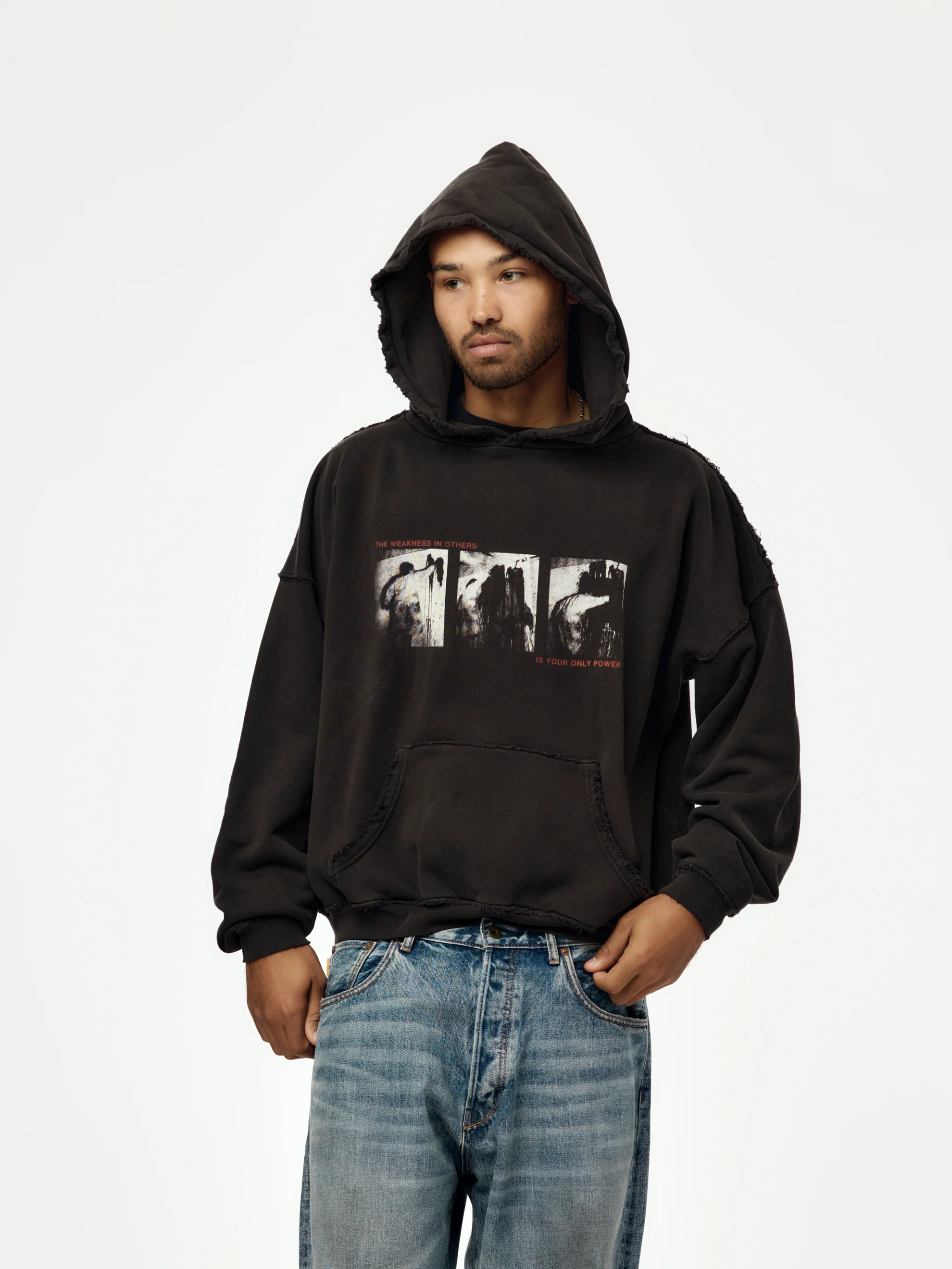 هودي أسود باهت للجنسين، مصنوع من الصوف الثقيل 420 جرامًا للمتر المربع، مزين برسومات De La Tombe Raw Lens وحواف ممزقة. 1