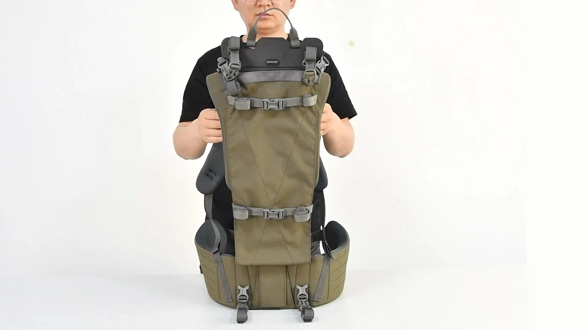 Plecak myśliwski GAF 500D z regulowanym paskiem na ramię, wykonany z nylonu, z ramą z włókna węglowego, o pojemności od 30 l do 120 l 1