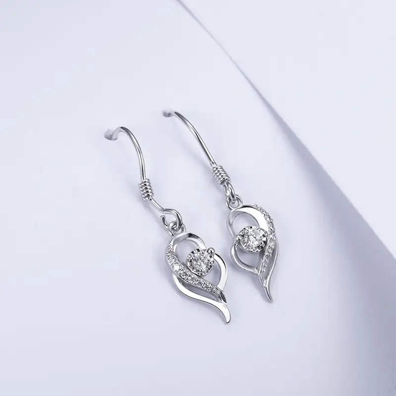 MSES-003 أقراط متدلية على شكل قلب مرصعة بألماس صناعي مخبرياً بوزن 0.05 قيراط × 2، وزنها 1.24 غرام، مصنوعة من الفضة الإسترليني عيار 925 بتصميم خطاف السمكة، للنساء 1