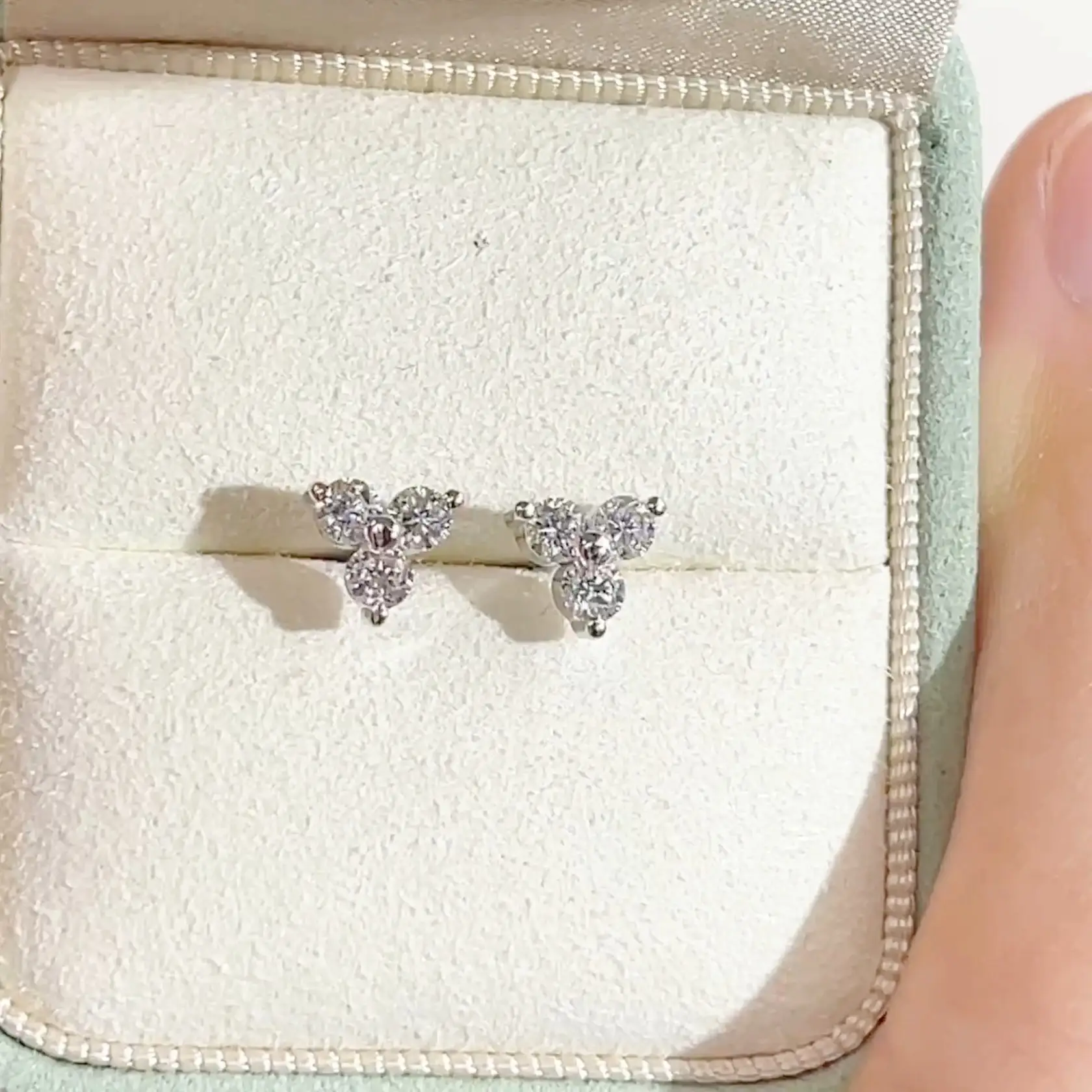 Brincos de prata 925 com três diamantes cultivados em laboratório, em formato triangular, MSE-884 RD, 3,0 mm, 1,2 g. 1