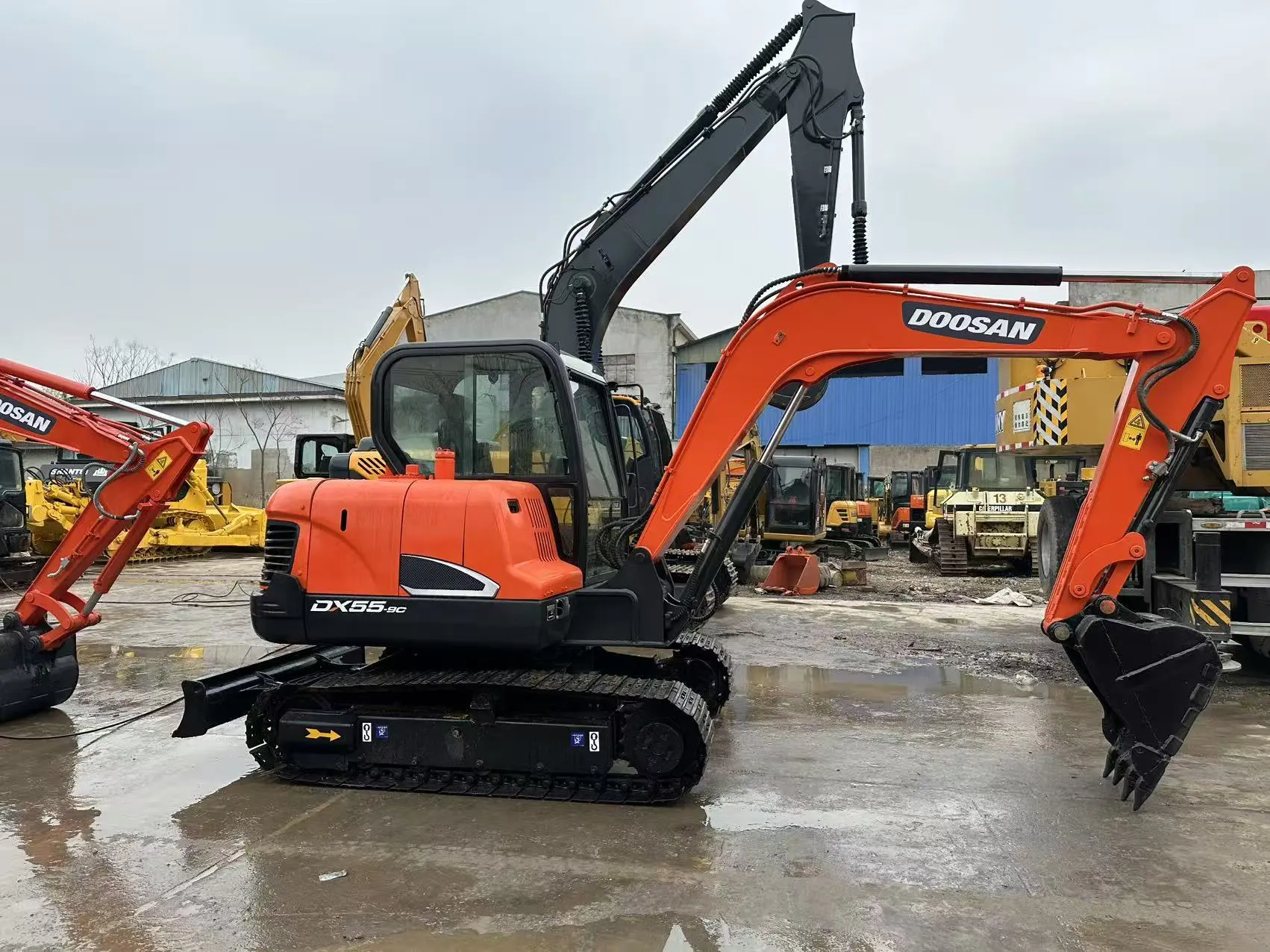 Mini-pelle hydraulique sur chenilles d'occasion DOOSAN DX55-9C (2023), 5,5 tonnes, disponible à Shanghai. 1