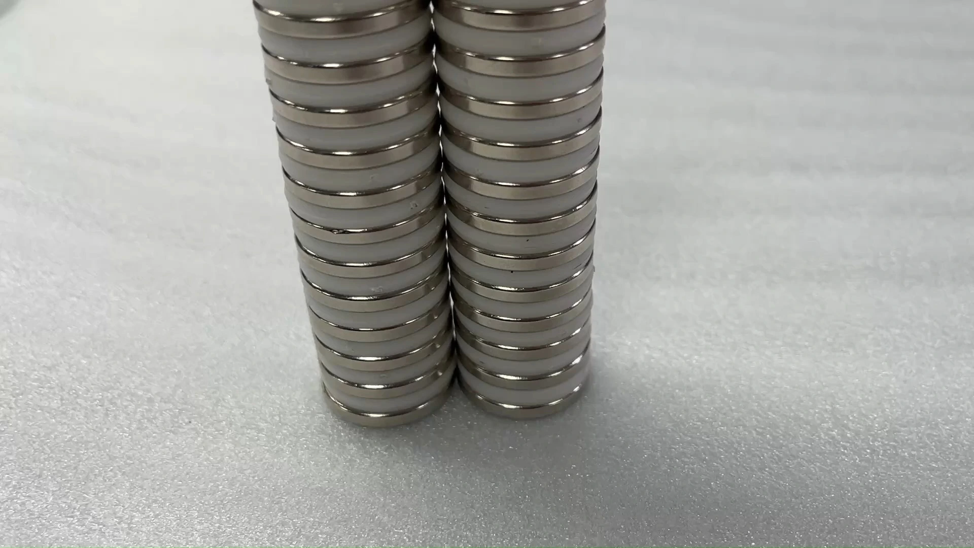 Disc puternic SM-03152032 Magnet din neodim NdFeB acoperit cu NiCuNi 1