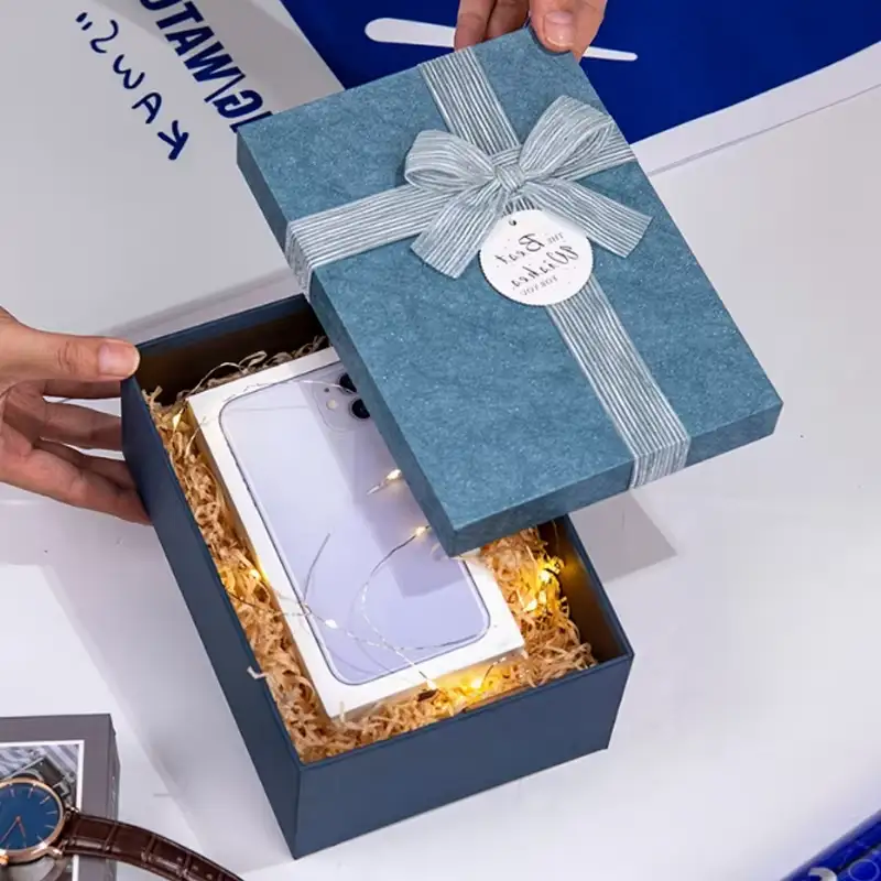 علب هدايا مغناطيسية مصنوعة يدويًا من ورق مقوى صلب مع شريط، وشعار مخصص، ومواد معاد تدويرها. 1