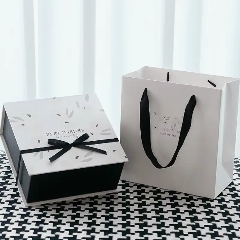 علبة هدايا فاخرة قابلة لإعادة التدوير، مصنوعة حسب الطلب، من الكرتون المقوى، مبطنة بالساتان الأسود، بغطاء مغناطيسي قابل للطي، مناسبة لتغليف الأحذية والملابس بالتجزئة. 1