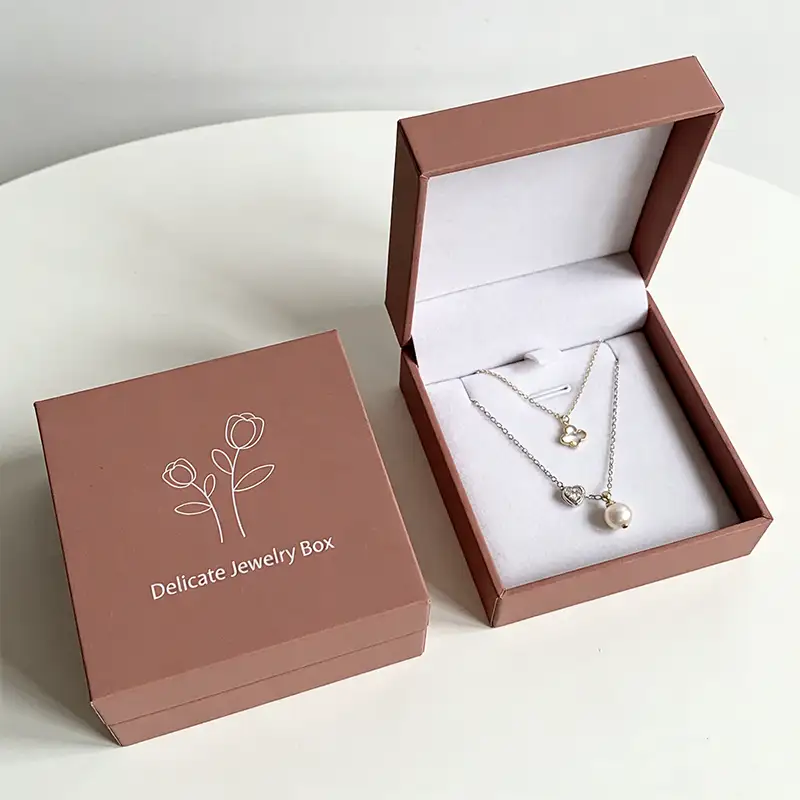 علبة مزدوجة تتسع لعلبتي تغليف خاتمي زفاف وخطوبة، مصنوعة من ورق مقوى أحمر قابل لإعادة التدوير، مغلفة بطبقة لامعة غير لامعة. 1