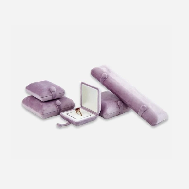 Caja de joyería de terciopelo con cierre a presión | Organiza anillos, collares y más con estilo. 1