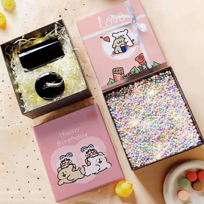 علبة كرتون رمادية مربعة الشكل قابلة لإعادة التدوير وصديقة للبيئة، مزودة بإغلاق مغناطيسي وشعار Chroma مطبوع عليها، تُباع كعلب هدايا ومستحضرات تجميل. 1