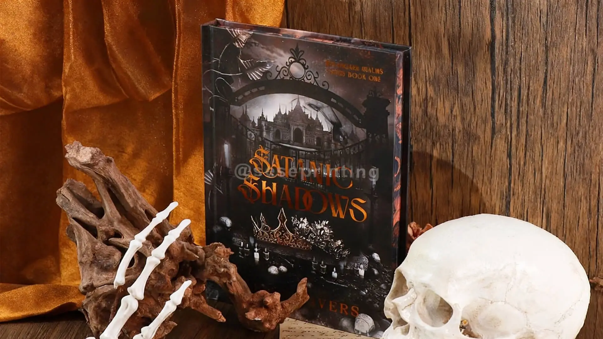 Tryckt samlarutgåva med folietryck på omslaget, försättsblad och specialsprayad kant 1