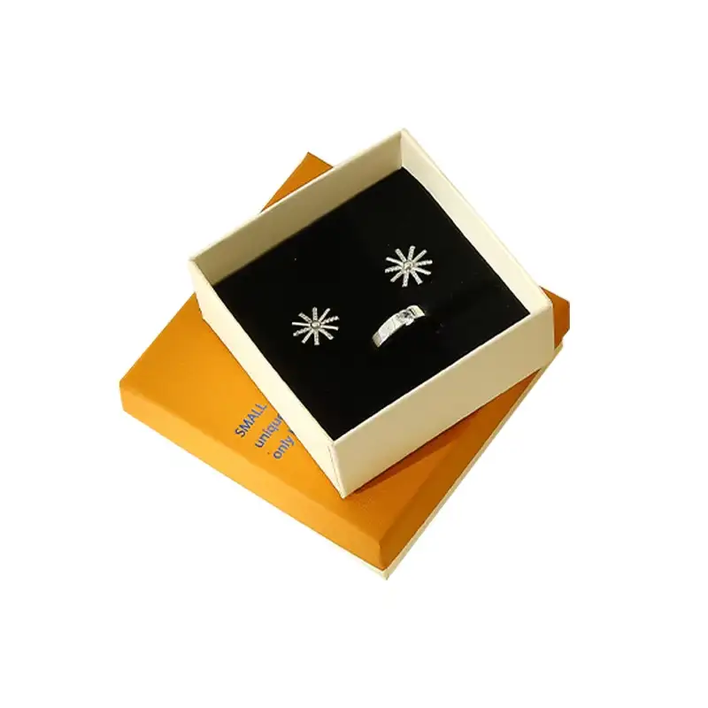 علبة هدايا قابلة للطي مصنوعة من ورق مقوى قابل لإعادة التدوير، بمقاسات مخصصة، مناسبة لخواتم الخطوبة والأساور والقلائد ذات العلامات التجارية. 1