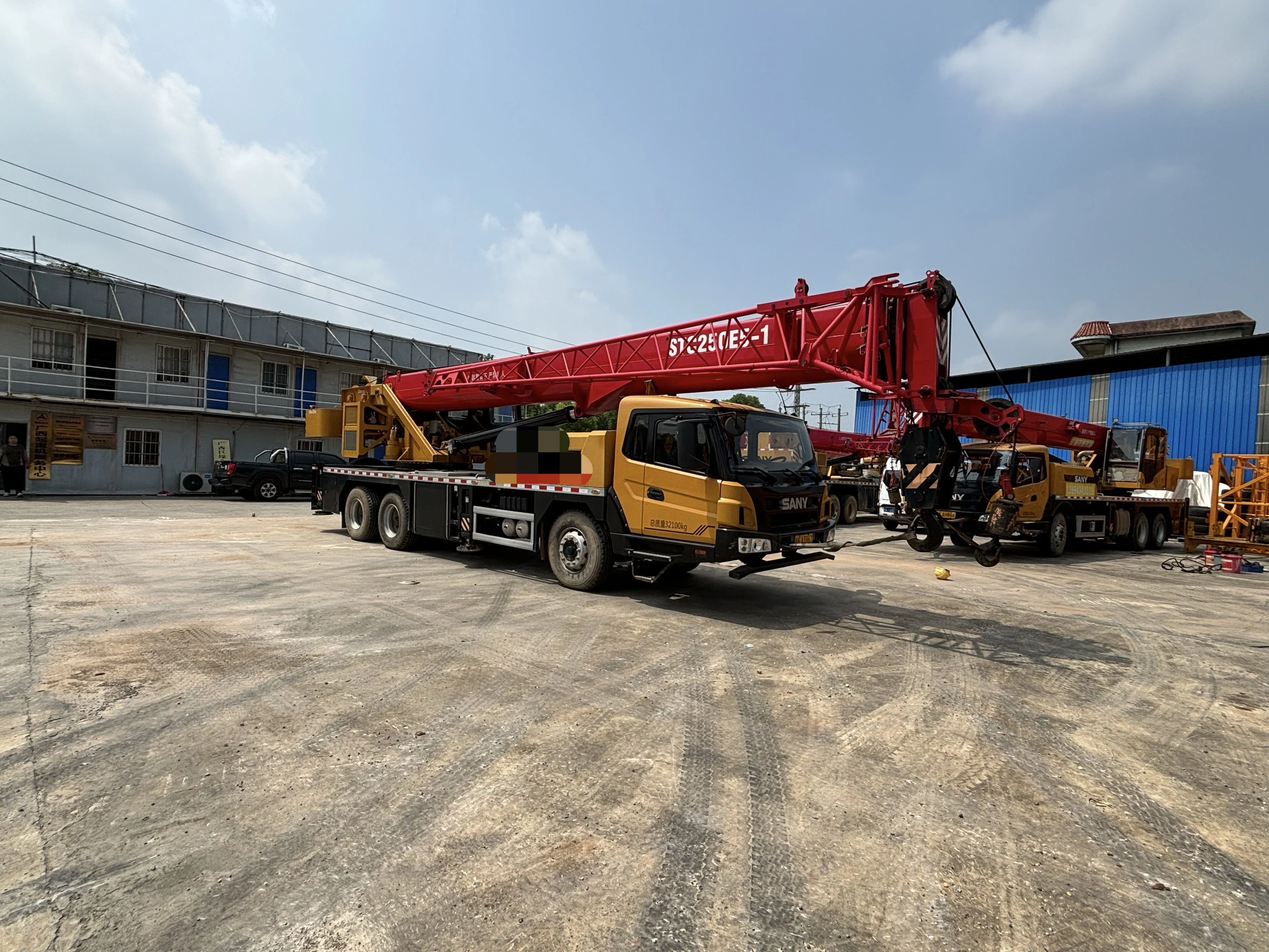 Grúa montada sobre camión SANY STC250E de 25 toneladas, año 2021 1
