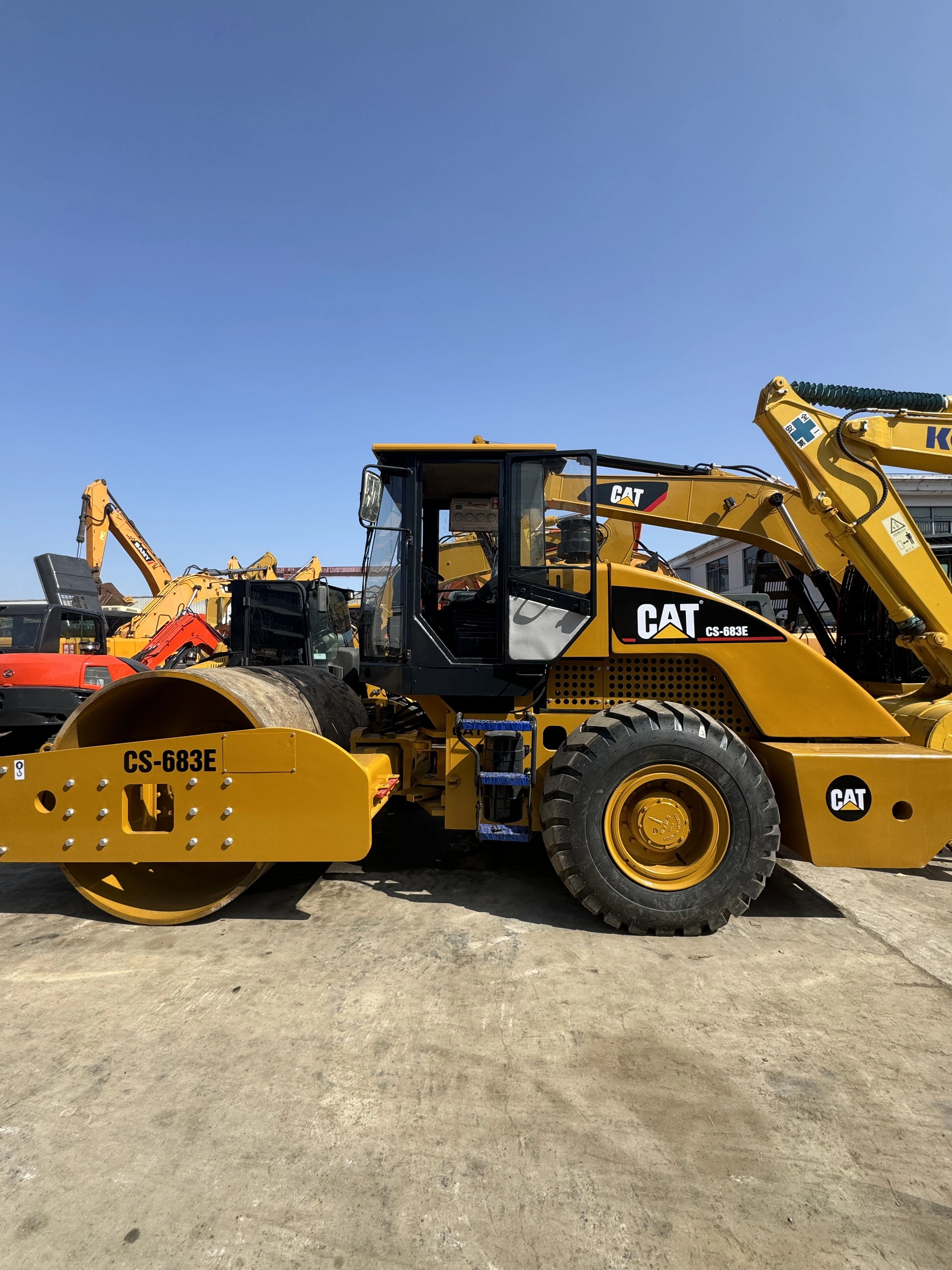 2022 CAT CS683E Used Road Roller 20 Tons Single-drum Vibratory Soil Compactor High Quality in Shanghai Yard 1