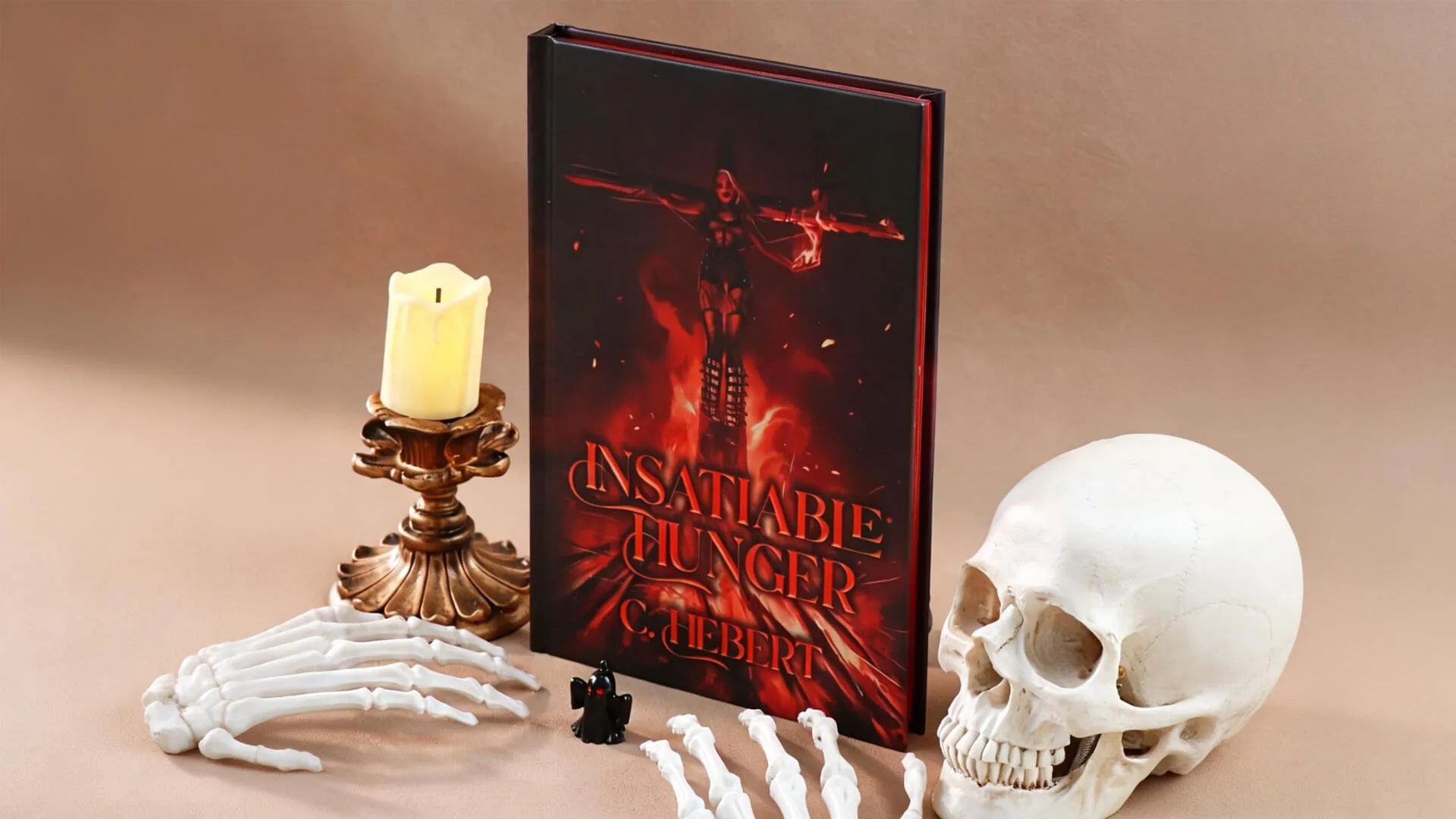 Inbunden utan skyddsomslag med sprayade kanter, spot-UV och färgade försättsblad 1