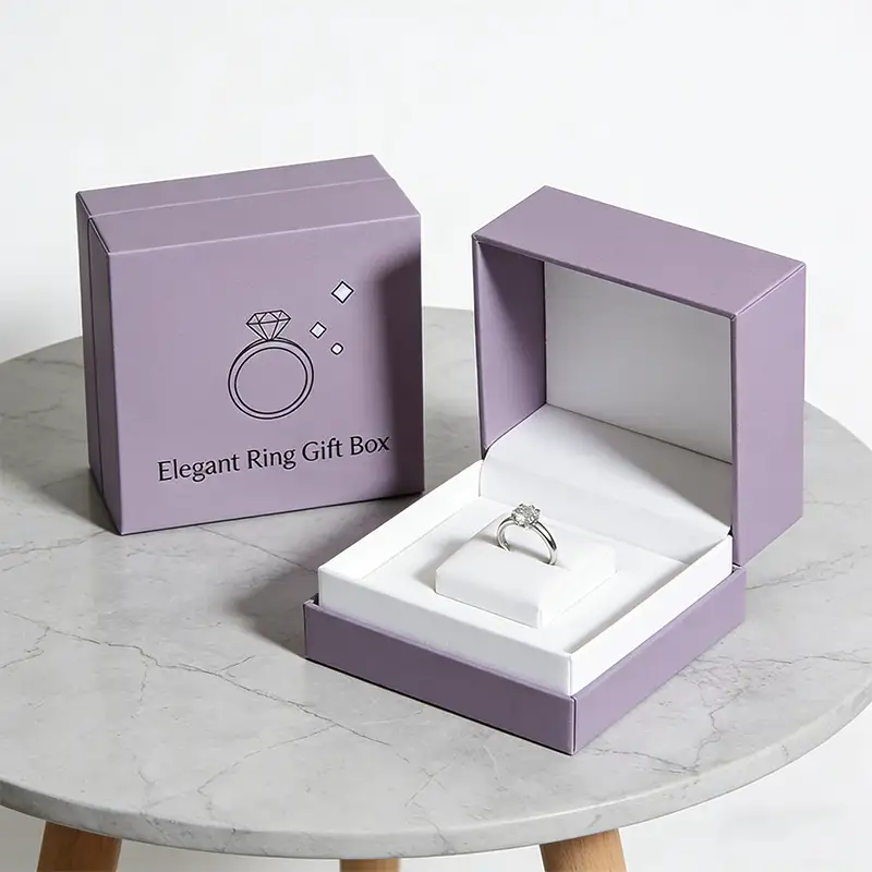 علبة خواتم قابلة للطي مغناطيسياً، مصنوعة من ورق مقوى صلب قابل لإعادة التدوير، مطلية بطبقة مقاومة للأشعة فوق البنفسجية، ومزينة بتدرج لوني مخصص، مناسبة لحفلات الزفاف وأعياد الميلاد. 1