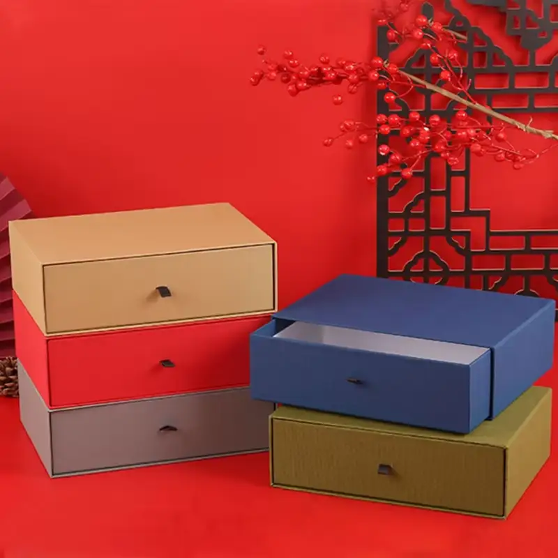 درج صناديق رفيعة قابلة لإعادة التدوير مع بطانة من ورق كرافت مموج، مثالية لصناديق هدايا الساعات والأساور والمجوهرات، مع شعار مخصص. 1