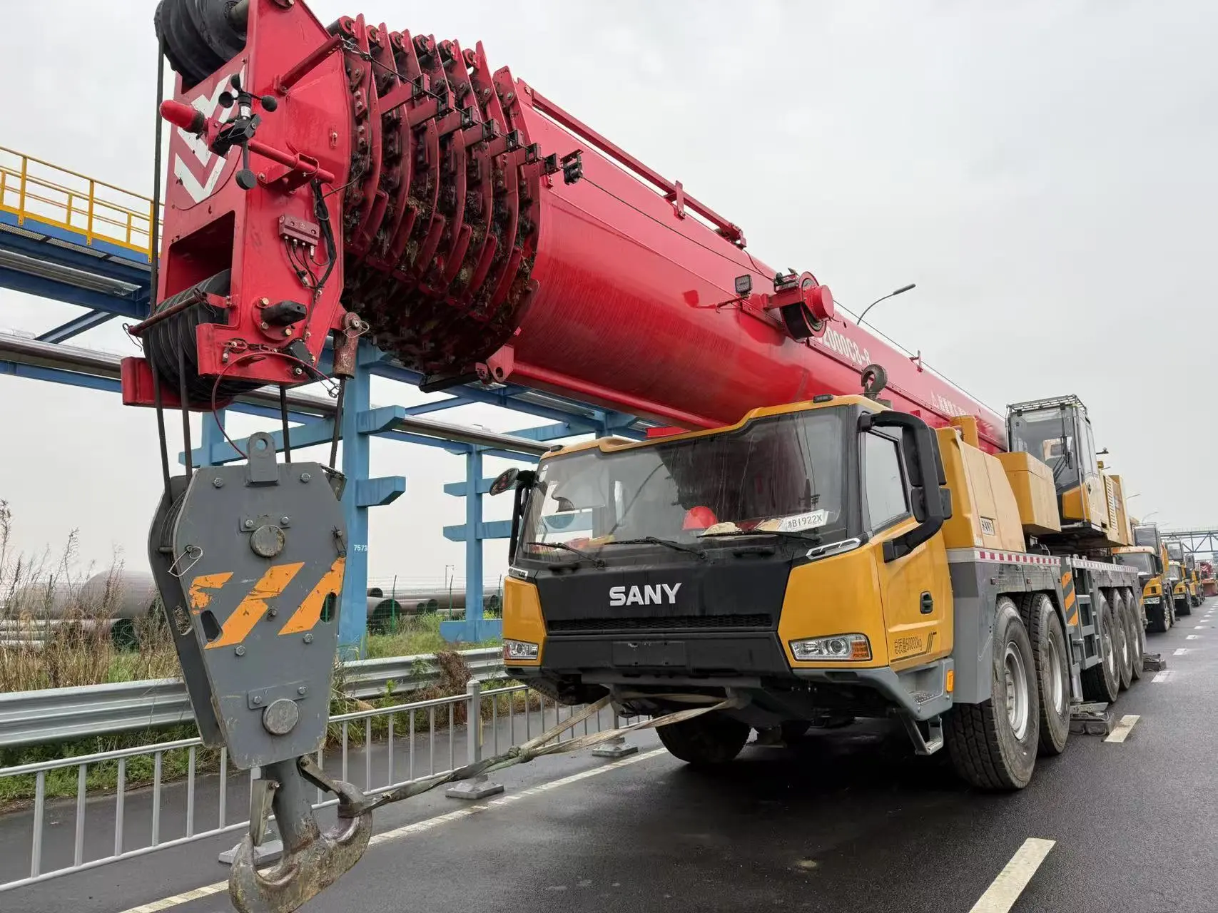 جرثقیل متحرک ۲۰۰ تنی SANY STC2000C8-8 با وزنه تعادل خود مونتاژ شونده 1