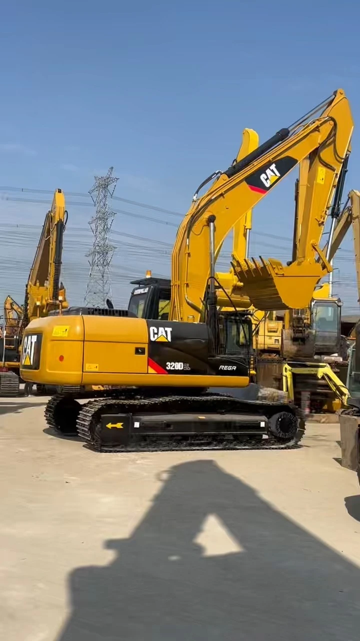 Engin de chantier CAT 320D2L d'occasion en excellent état 1