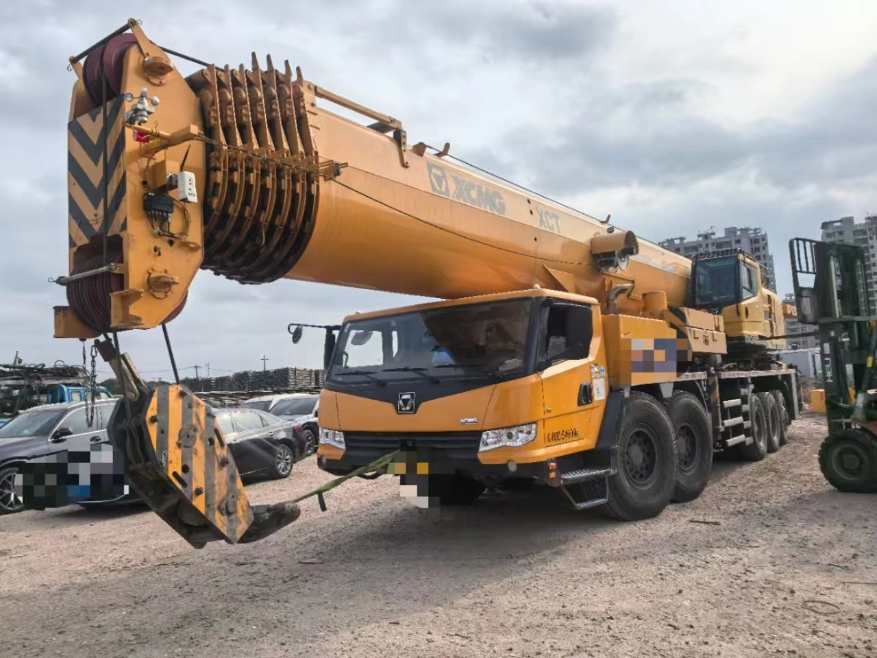 2023 XCMG XCA200L8  The Ultimate 200-Ton Crane for Heavy Construction Projects 1