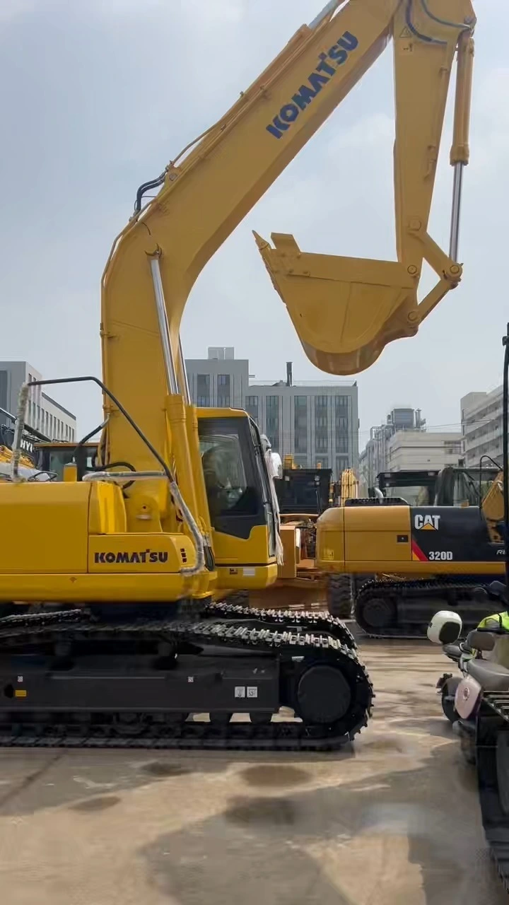 Used KOMATSU PC220-7 Low Hours Tight Clearances 1