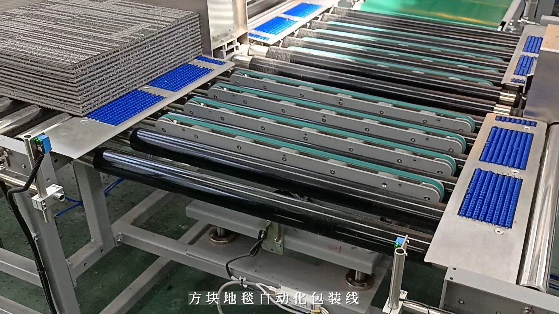 Automatischer 5-Stationen-Kartonverpacker für quadratische Teppichfliesen mit Fallvorrichtung und Rundumverpackung - WKD-DGB-Serie (Typ F) 1