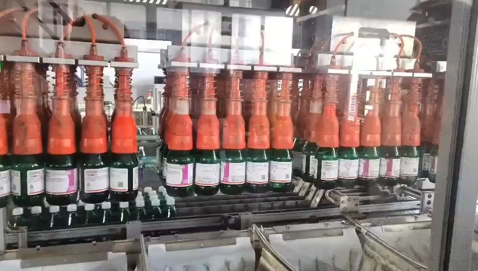 Confezionatrice automatica a 4 pinze per il prelievo e la chiusura di flaconi di prodotti chimici - Serie WKD-CZX 1