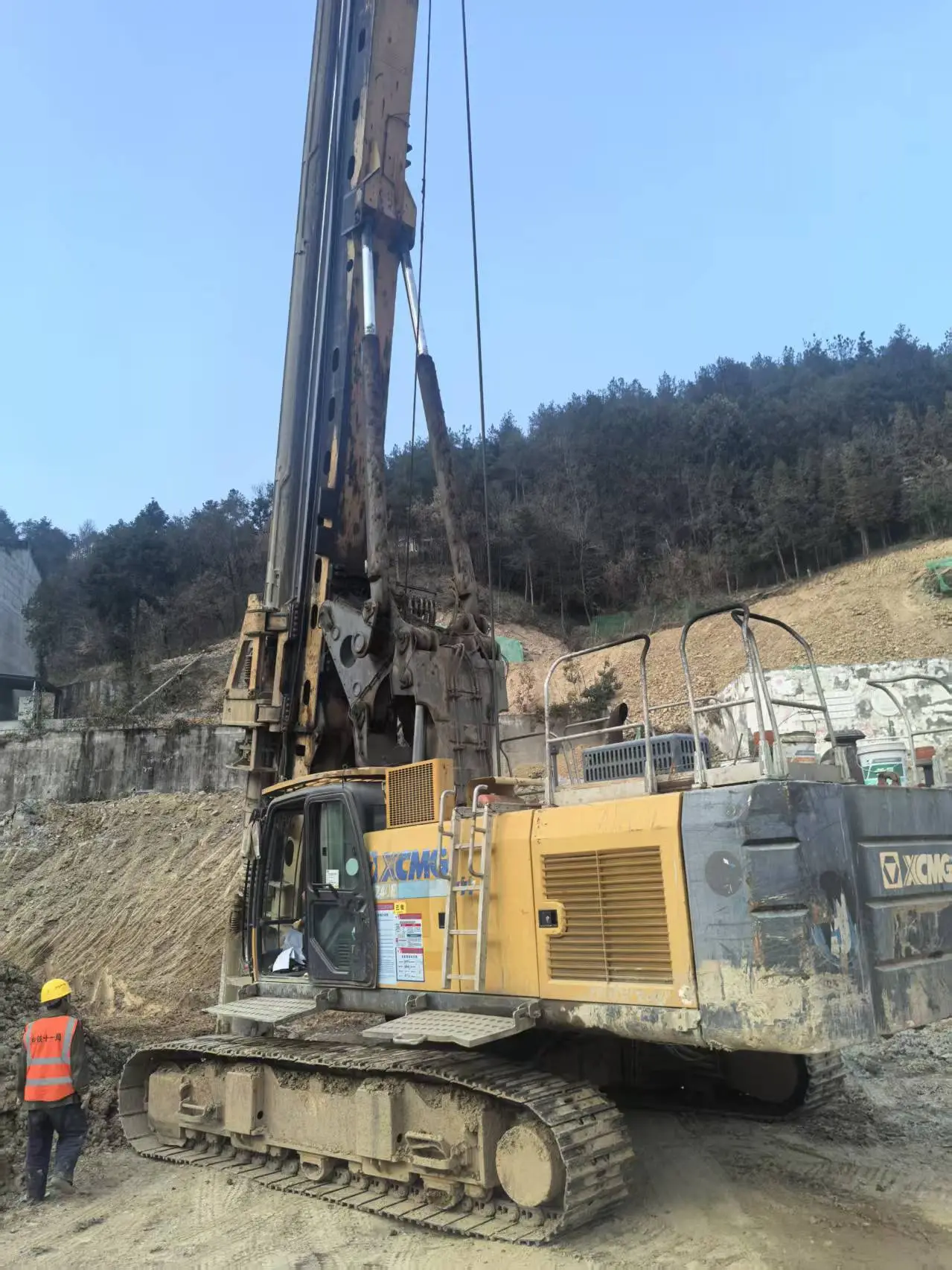 آلة حفر دوارة XCMG XR200D موديل 2019 1