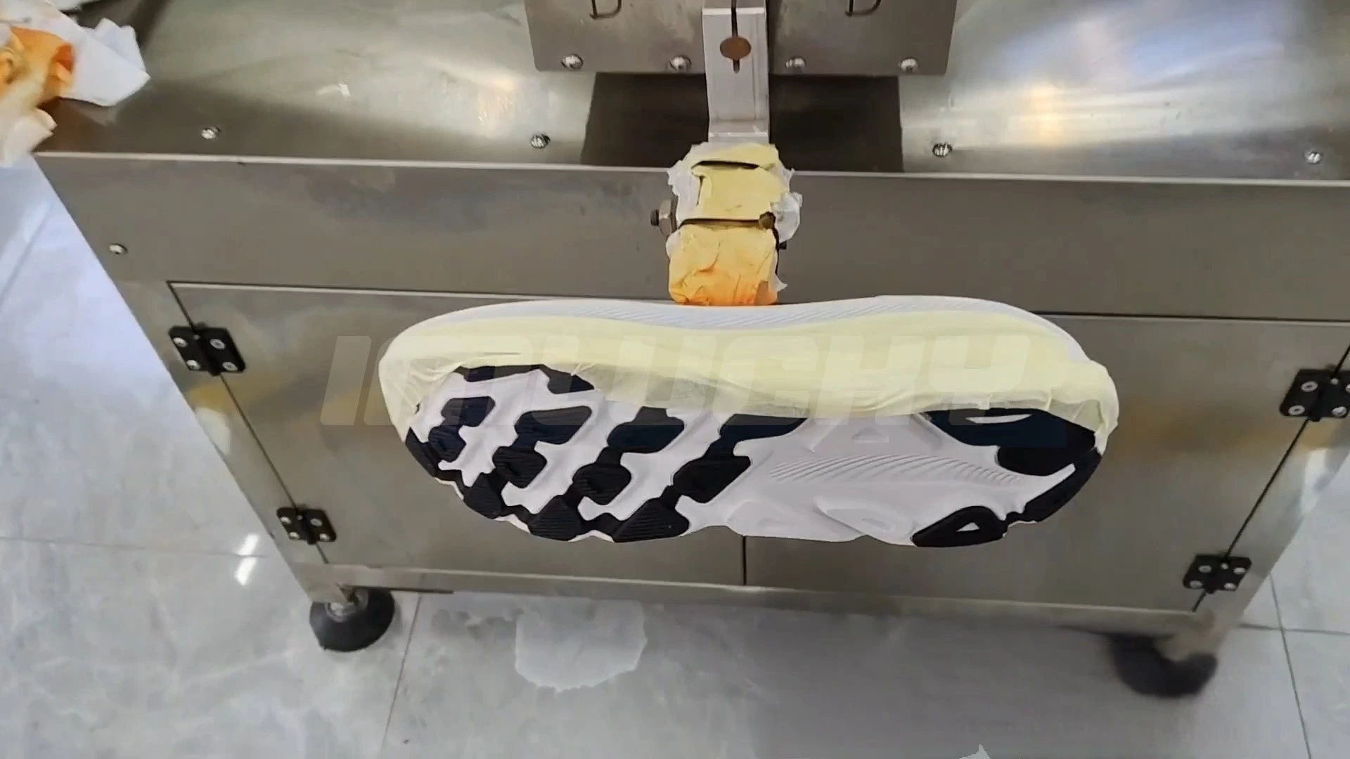 Automatic three-color gradient spraying machine for shoe soles 1