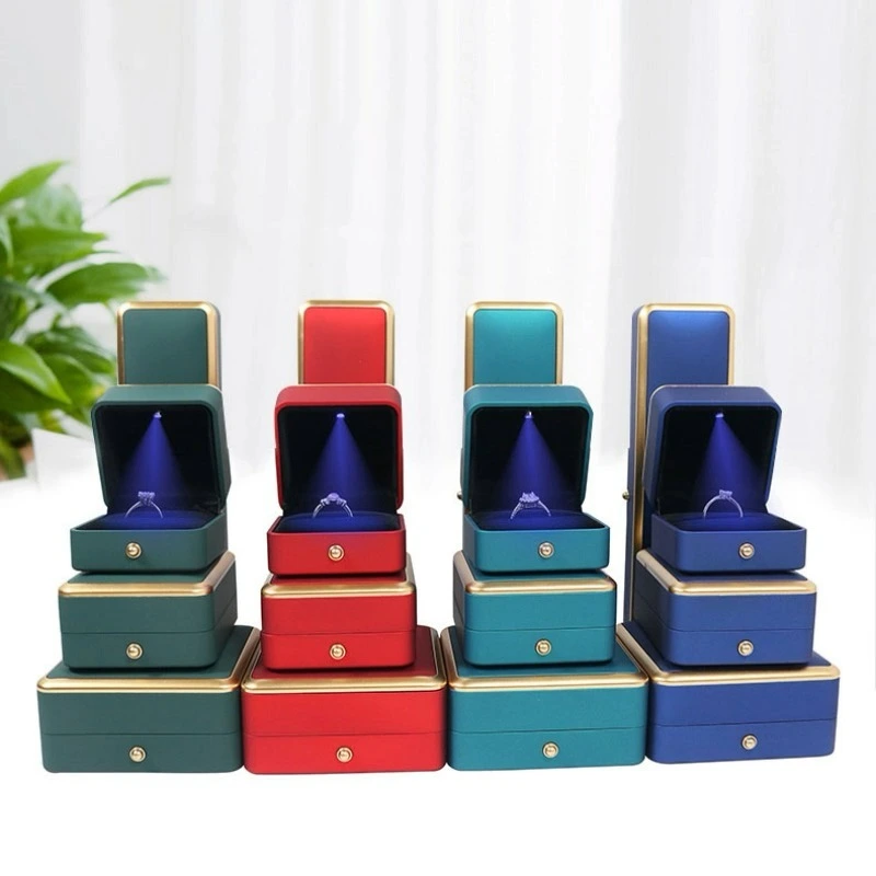 Caja de joyería LED con borde dorado texturizado, caja para anillos, caja para colgantes, caja para pulseras, caja de regalo 1