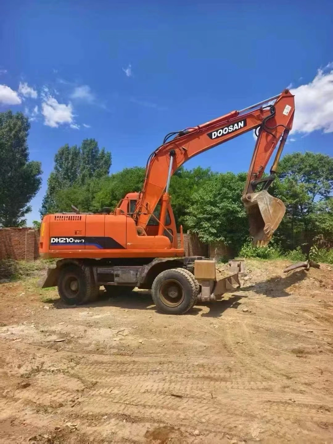 Powerful Doosan 210 Wheel Excavator for Construction & Road Projects 1