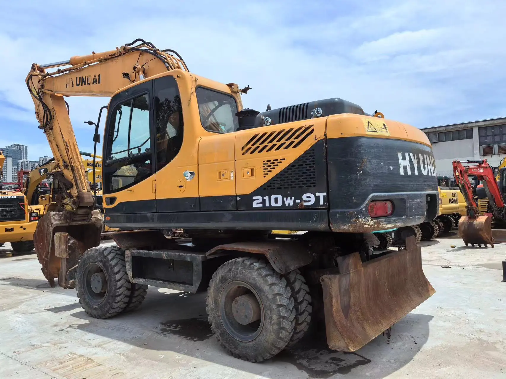 Гидравлический колесный экскаватор Hyundai R210W-9 – превосходная мобильность и эффективность копания. 1