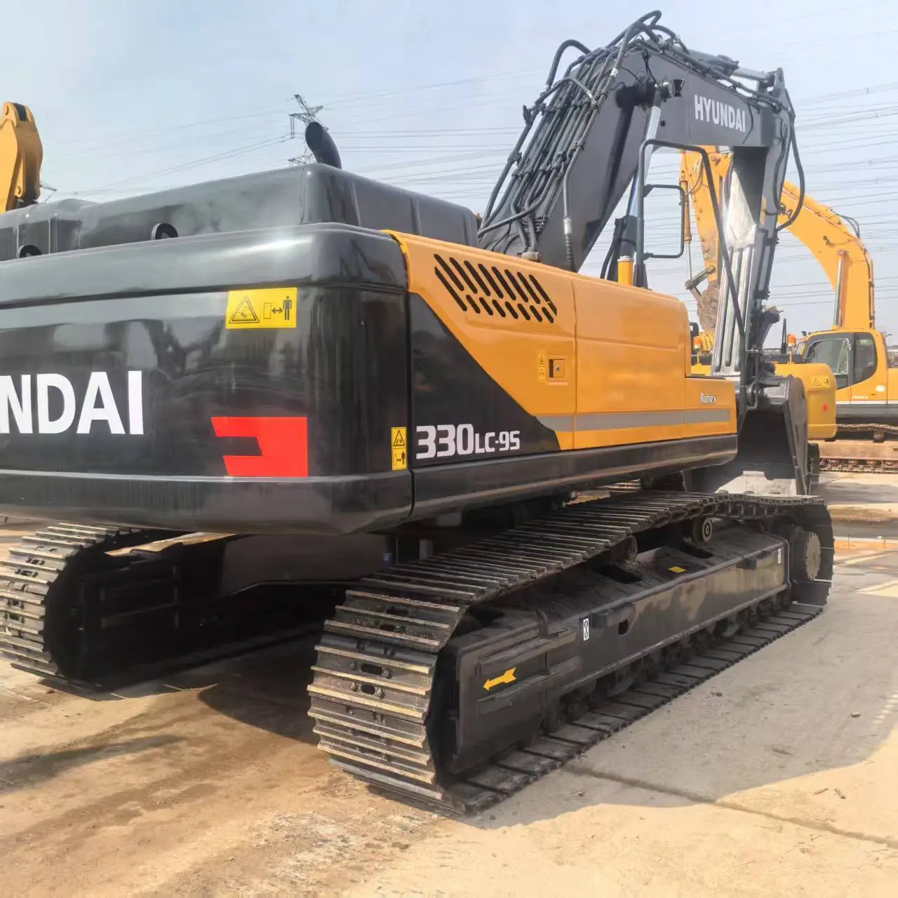 Escavadeira de esteiras Hyundai R330LC de alta eficiência para mineração e terraplenagem. 1
