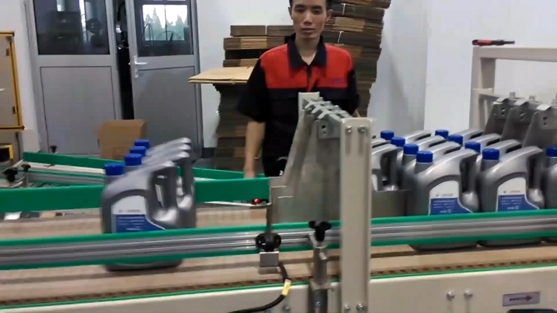 Confezionatrice automatica a goccia per bottiglie quadrate di antigelo da 4 litri - WKD-LZX18F 1