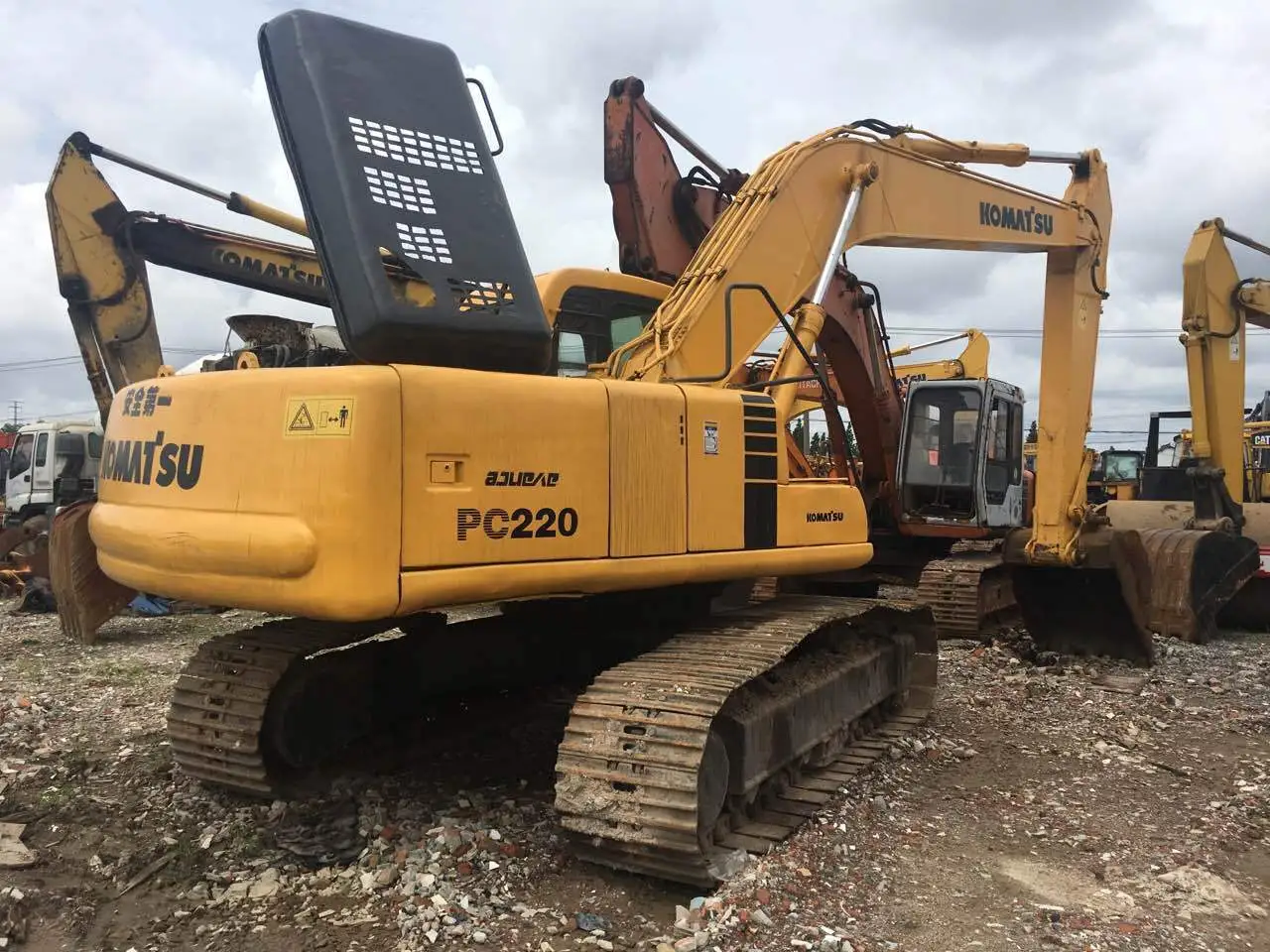 Komatsu PC220 Crawler Excavator | 22-Ton Medium Heavy-Duty Digger 1