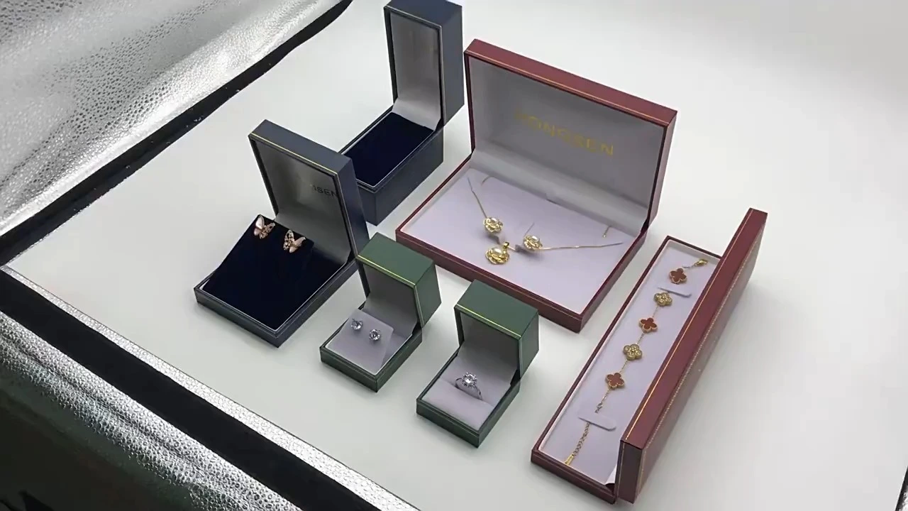Juego de joyeros de lujo de piel sintética con borde dorado para anillos, colgantes, pulseras y para envolver regalos. 1