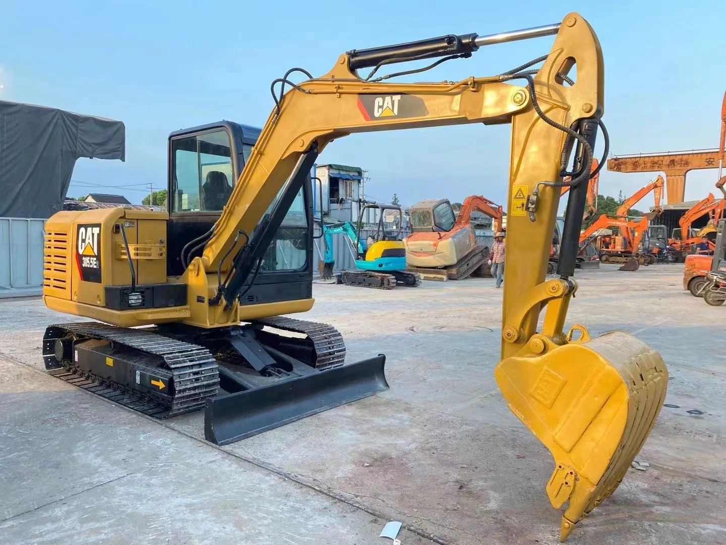 Caterpillar 305.5E: Gran fuerza de excavación con control suave. 1