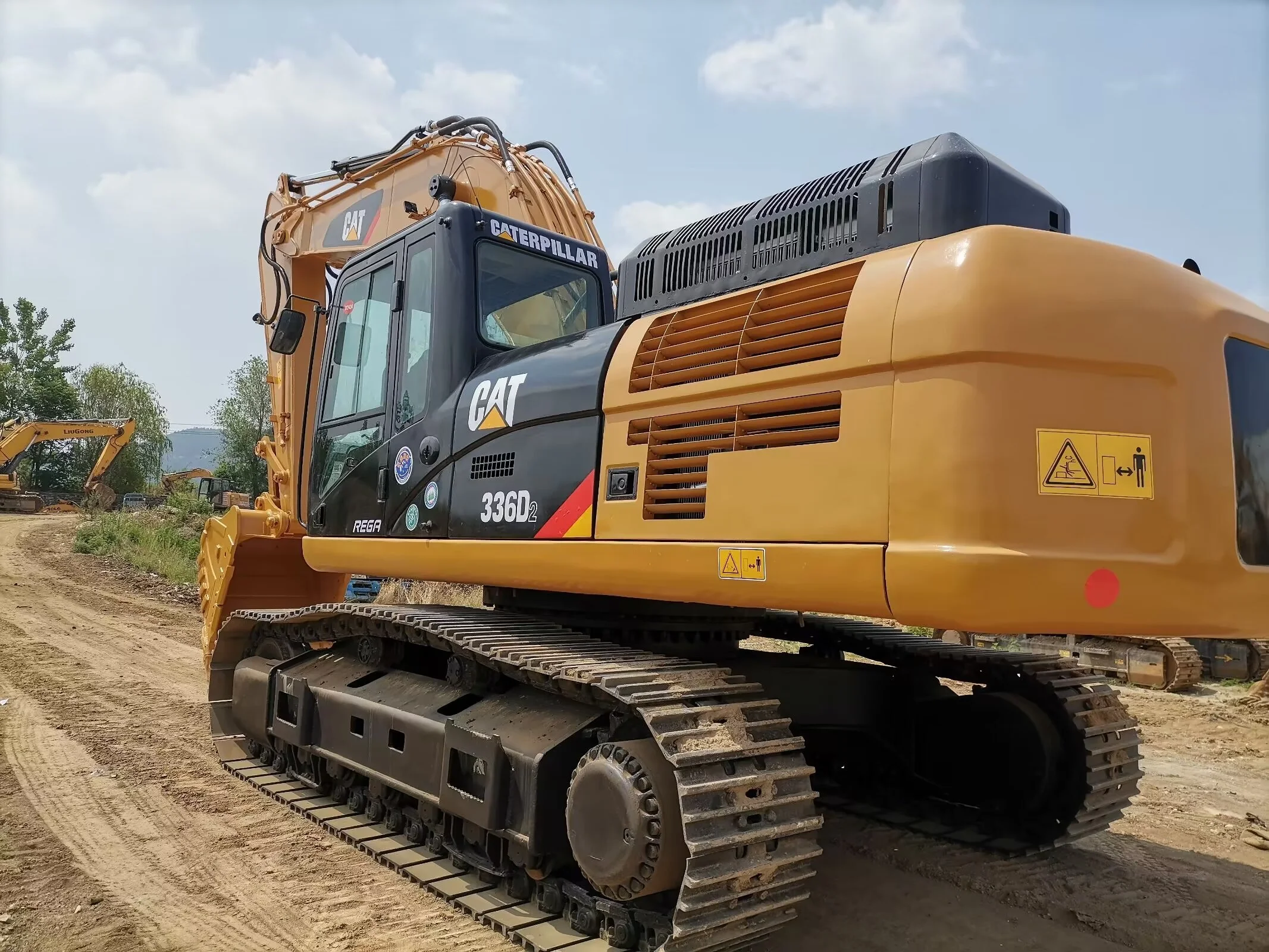 Excavadora de orugas CAT 336DL: Máximo rendimiento para trabajos pesados ​​en minería y construcción. 1