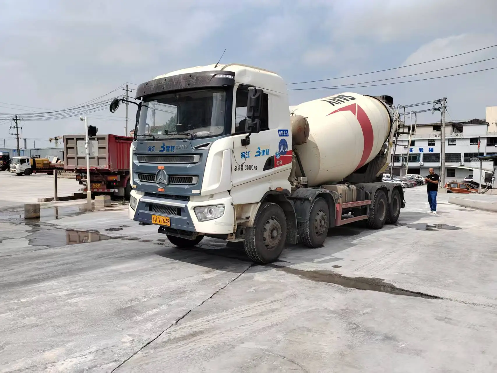 Транспортный смеситель SANY объемом 10 м³ с оптимизированным смешиванием и быстрой выгрузкой. 1