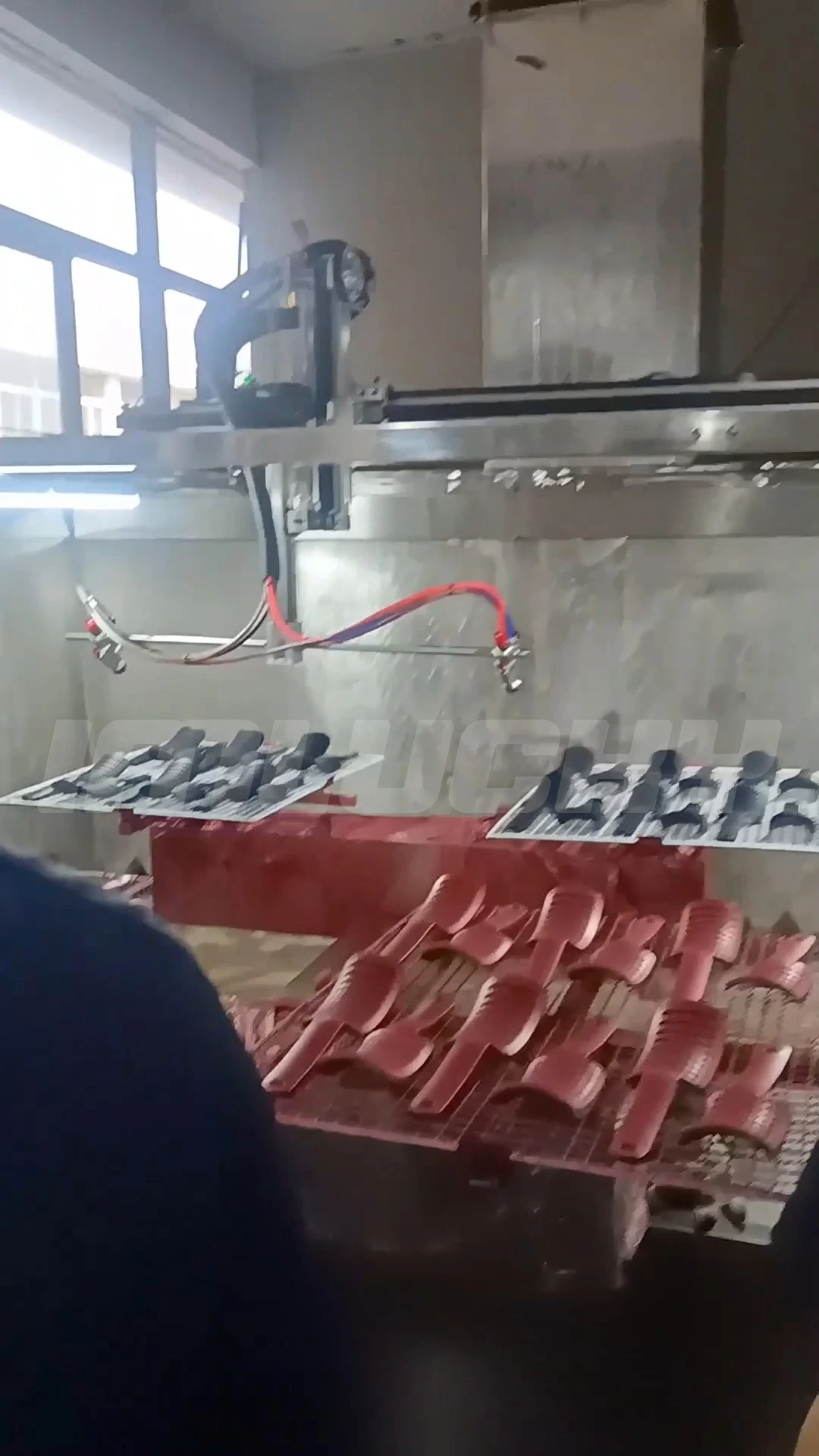 Automatic comb spraying machine has 4 stations. 1