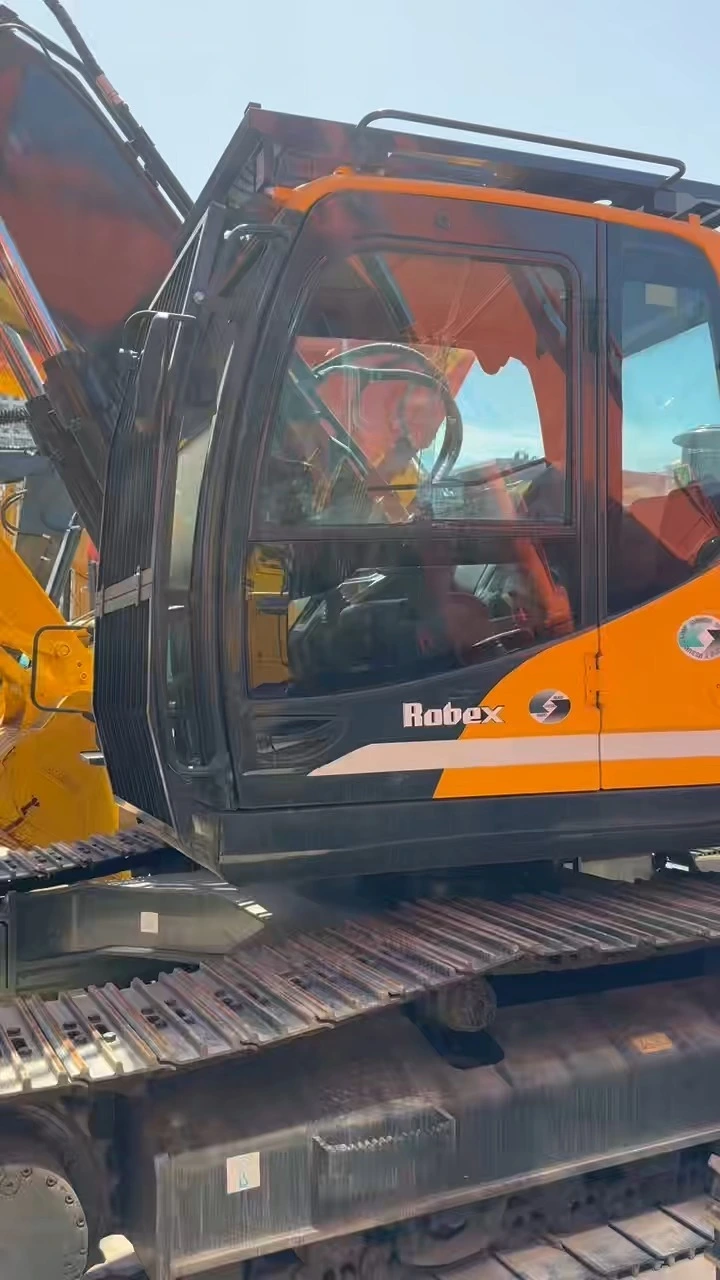 محرك هيونداي HX220HD مستعمل، ساعات تشغيل قليلة، بدون تسريب 1