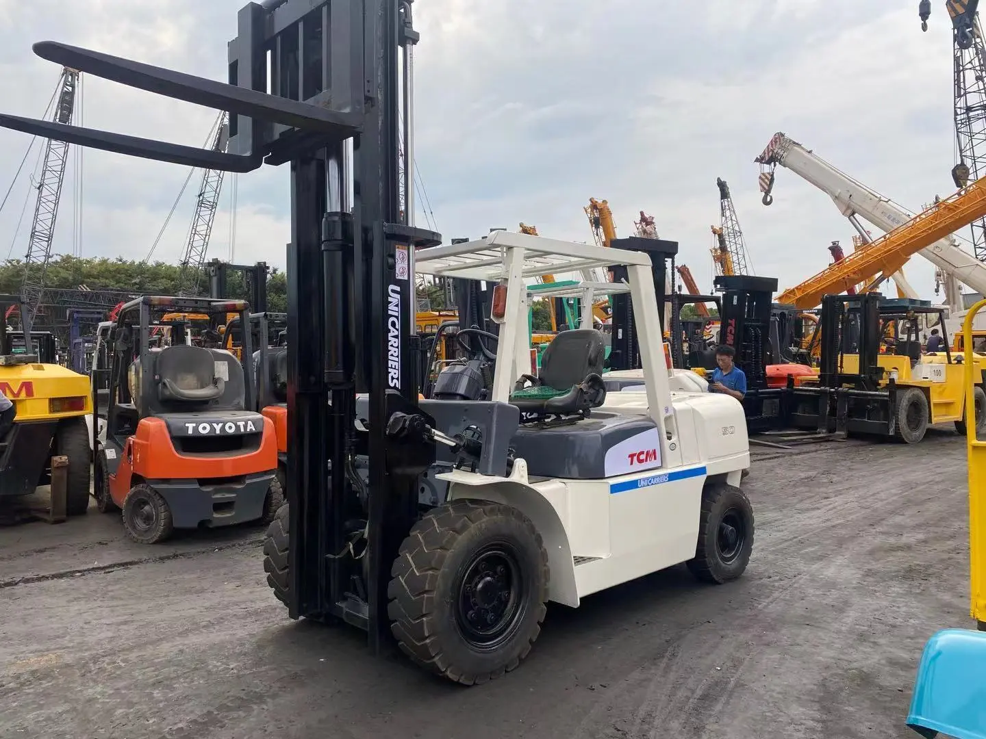 Second Hand TCM 3 Ton Forklift with Power Shift Transmission Low Price 1