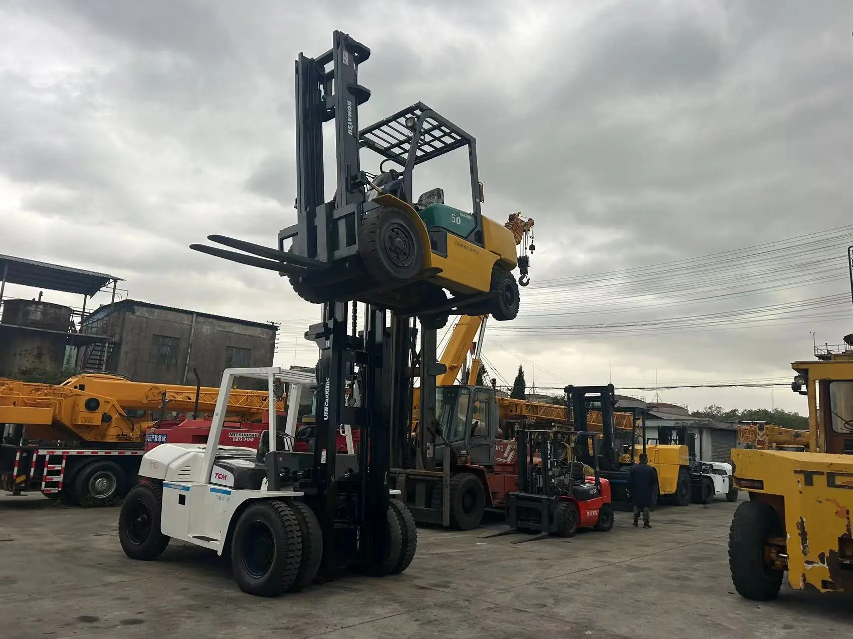 Carretilla elevadora TCM FD100 usada de 10 toneladas, rentable, con baja tasa de fallos y rendimiento estable. 1