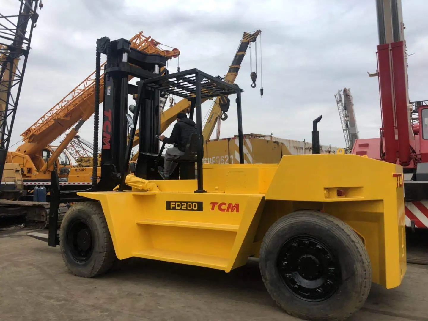 Xe nâng TCM 20 tấn chạy bằng dầu diesel đã qua sử dụng, chuyên dụng cho việc nâng hạ thép nặng và thiết bị lớn. 1