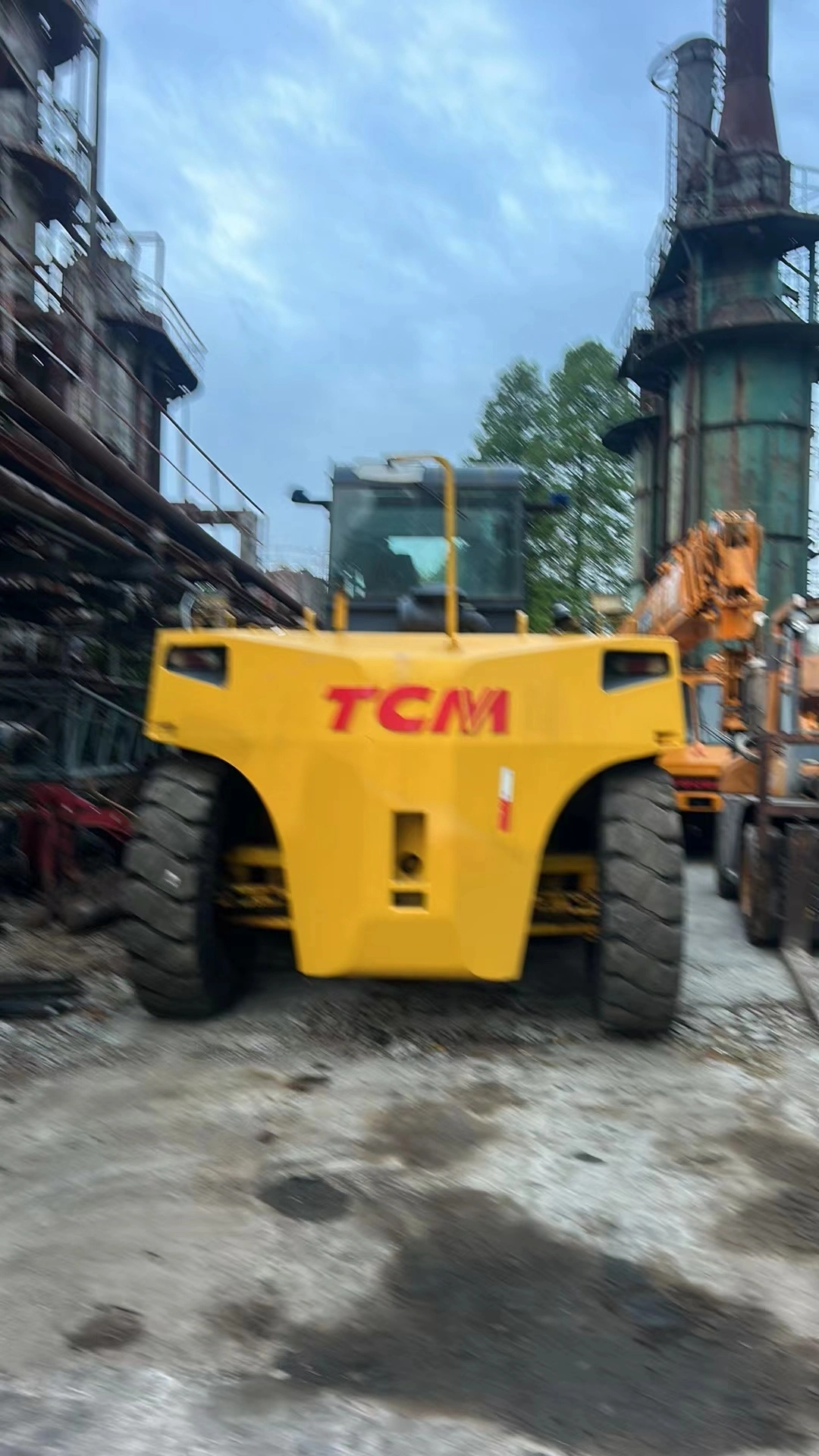 Xe nâng đối trọng TCM 25 tấn với chiều cao nâng 4,5m và lốp đặc chịu tải nặng. 1