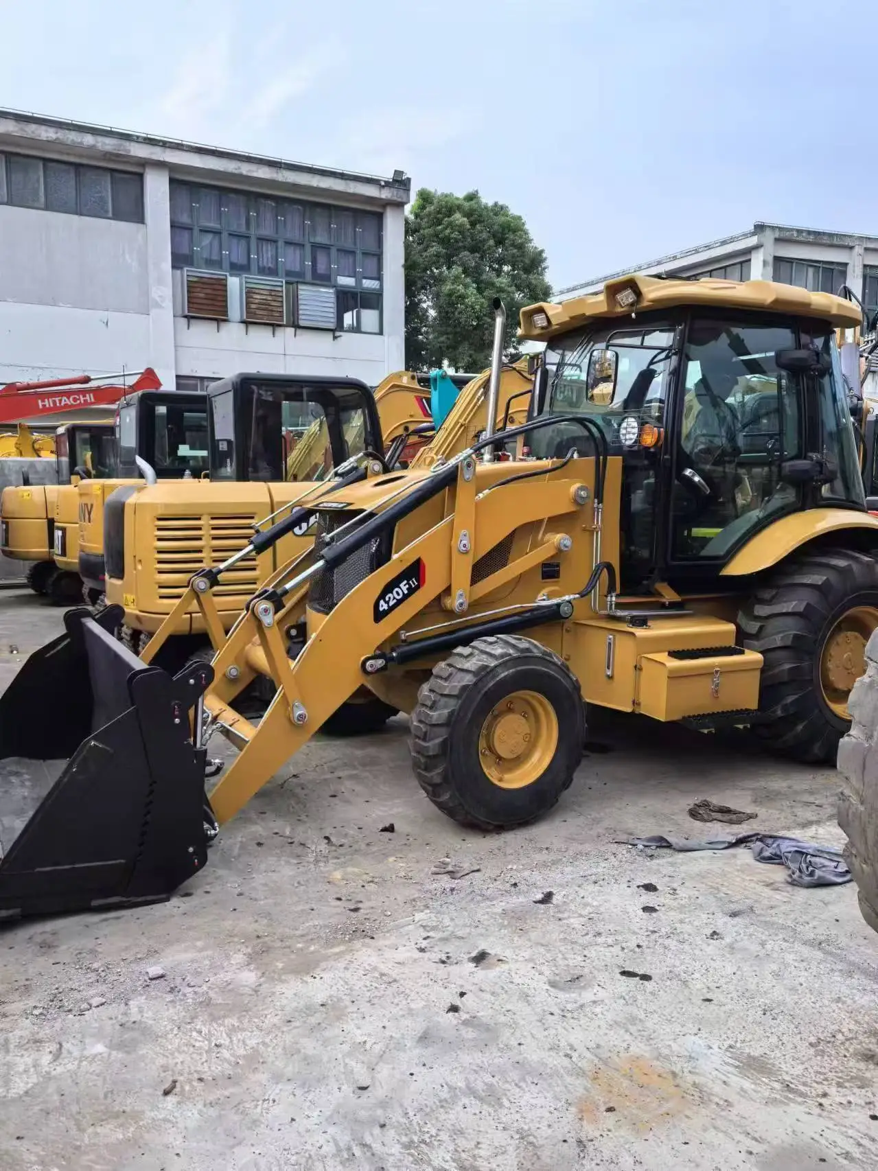Traktor Backhoe Loader CAT 420F Bekas 4x4 untuk Konstruksi 1