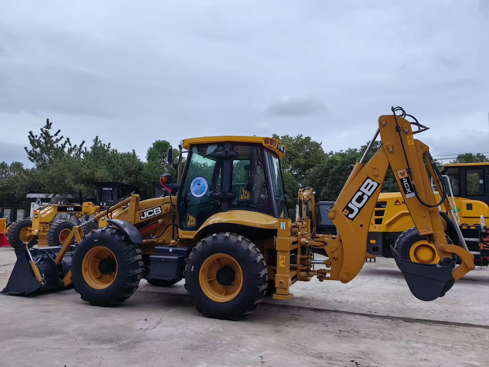 Retroexcavadora JCB 4CX con cucharón de 1,2 m³ y potente cargadora.
