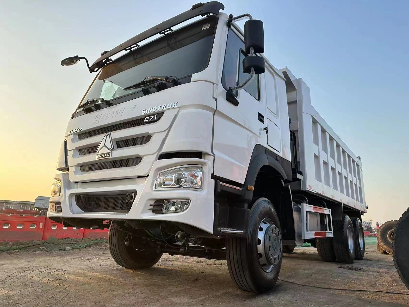 Camión volquete Sinotruk Howo de 371 CV y ​​10 ruedas para movimiento de tierras y transporte de minerales. 1