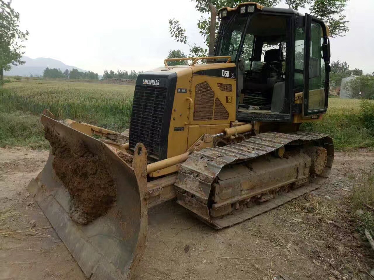 Bulldozer CAT D5K Bekas Berkinerja Tinggi, Mesin Penggerak Tanah Berkualitas dan Andal 2