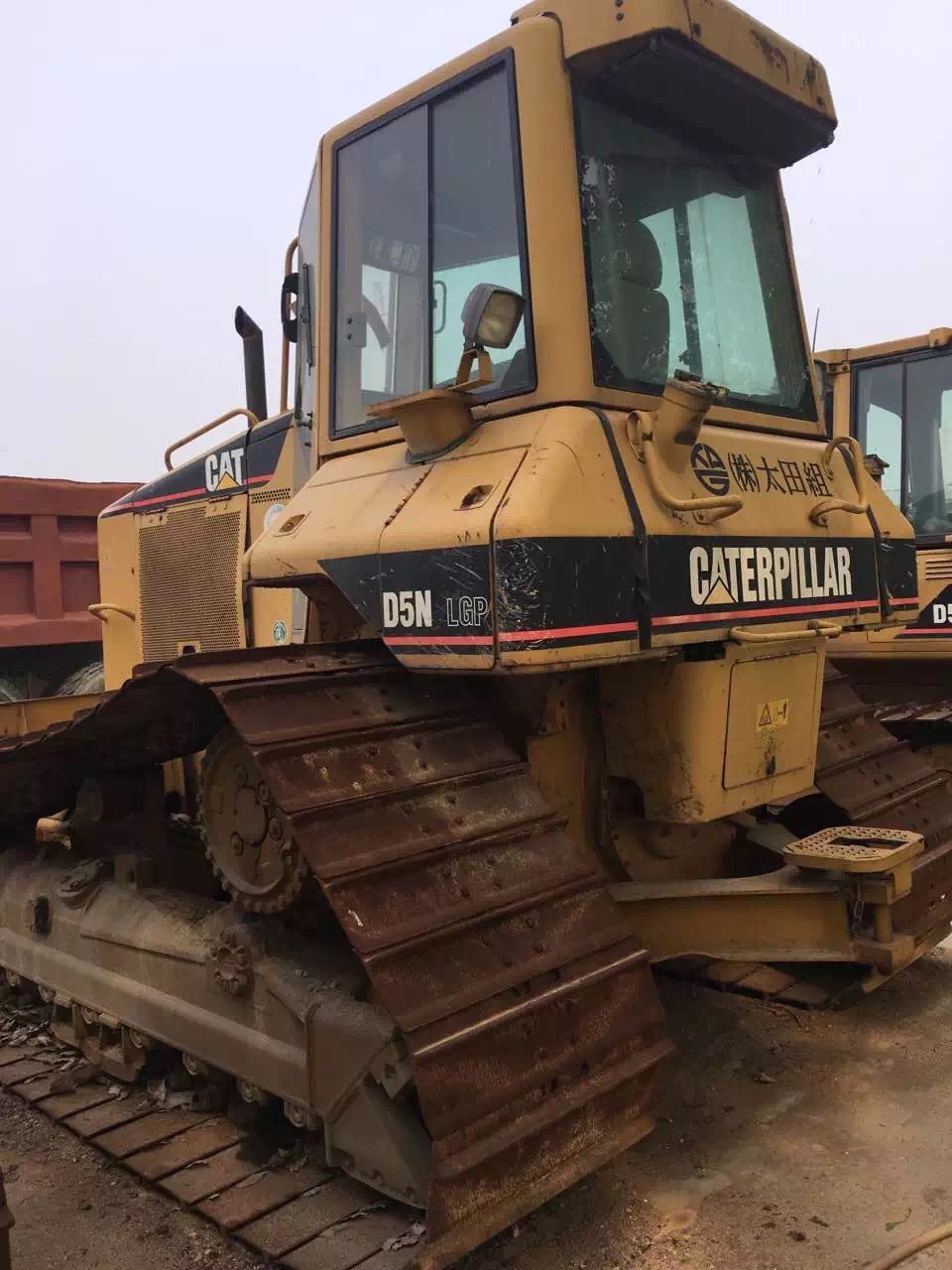 Bulldozer CAT D5N Bekas Merek Ternama, Traktor Crawler Bekas dengan Performa Stabil 3
