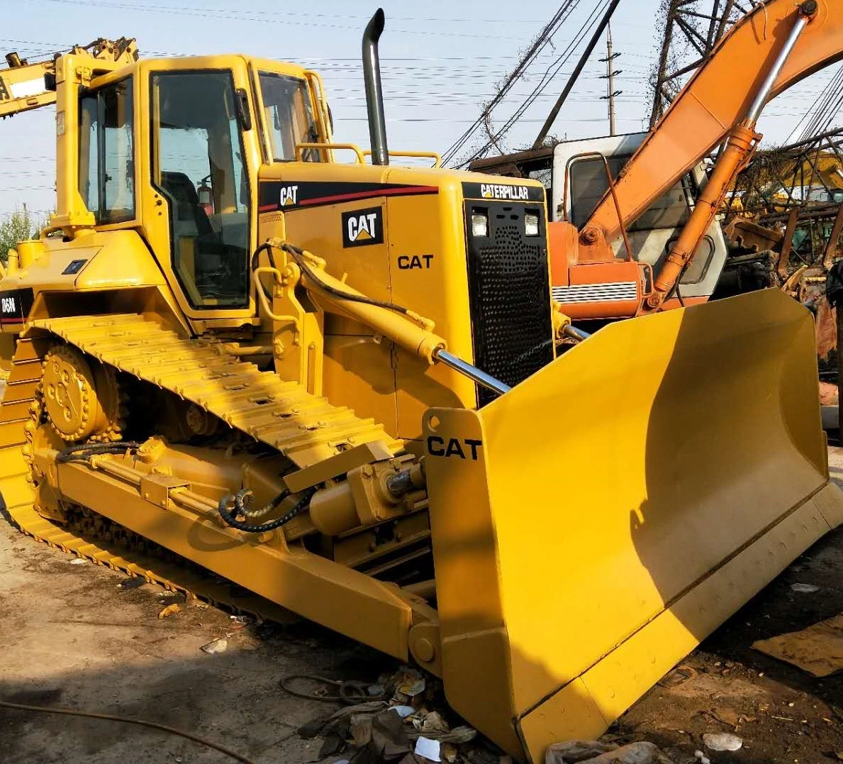 Bulldozer de esteiras CAT D6 usado e econômico para projetos de terraplenagem. 1